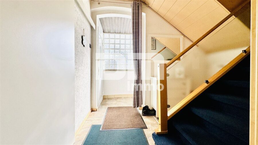 Ein bis Zweifamilienhaus mit 2 Terrassen, Garage und angelegtem Gartenbereich - EG Hochparterre Haupteingang / Windfang